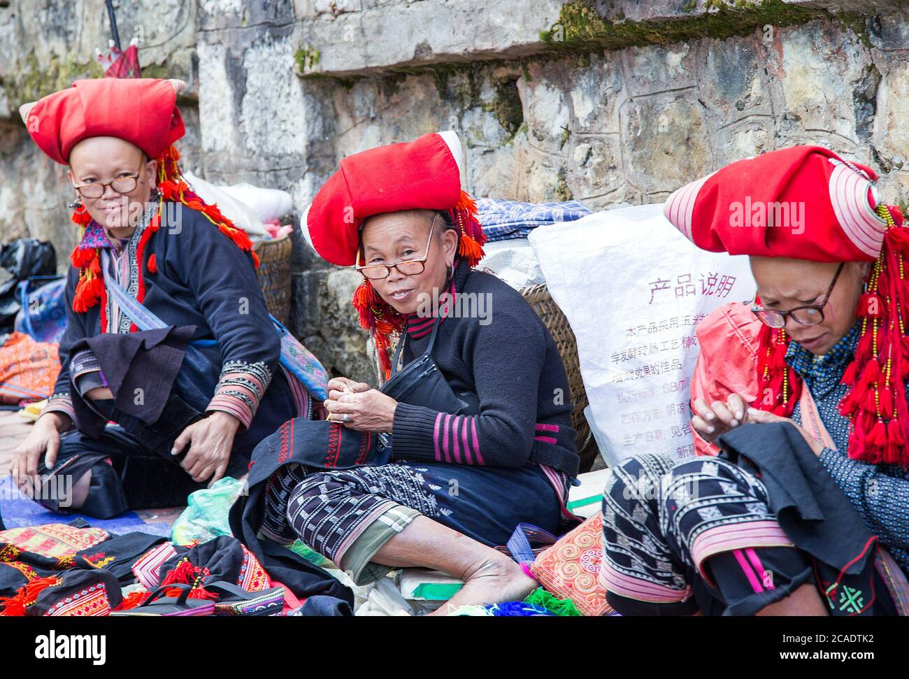 TA PHIN, LAO CAI, VIETNAM - 21 NOVEMBRE 2014: Donna del gruppo di minoranza Red Dao che indossa l'indirizzo tradizionale vicino al villaggio di Ban ho, distretto di Sapa, Lao Cai, Foto Stock