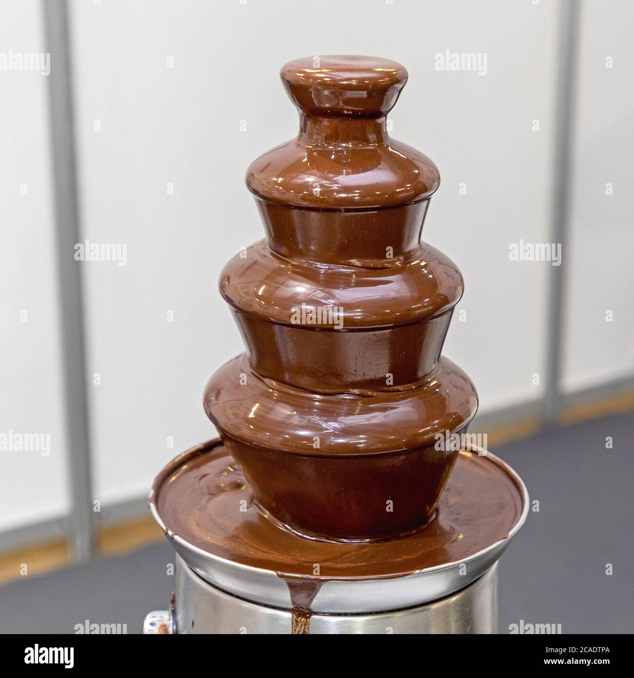 Fontana di cioccolato fonduta Torre multistrato Foto stock - Alamy