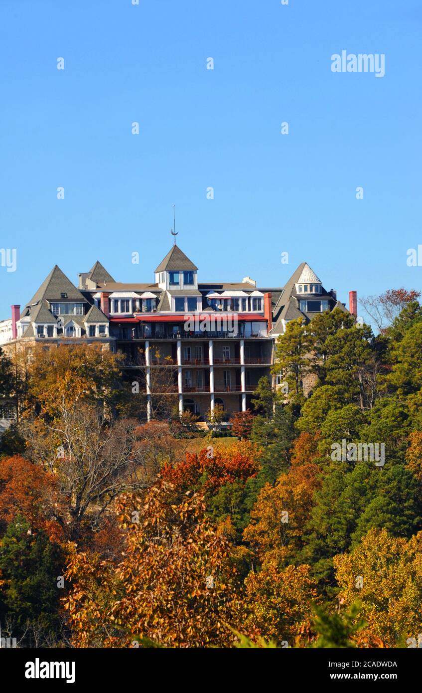Lo storico Crescent Hotel si trova sopra Eureka Springs, Arkansas, nel mezzo delle Ozark Mountains. Autunno colori alberi. Foto Stock
