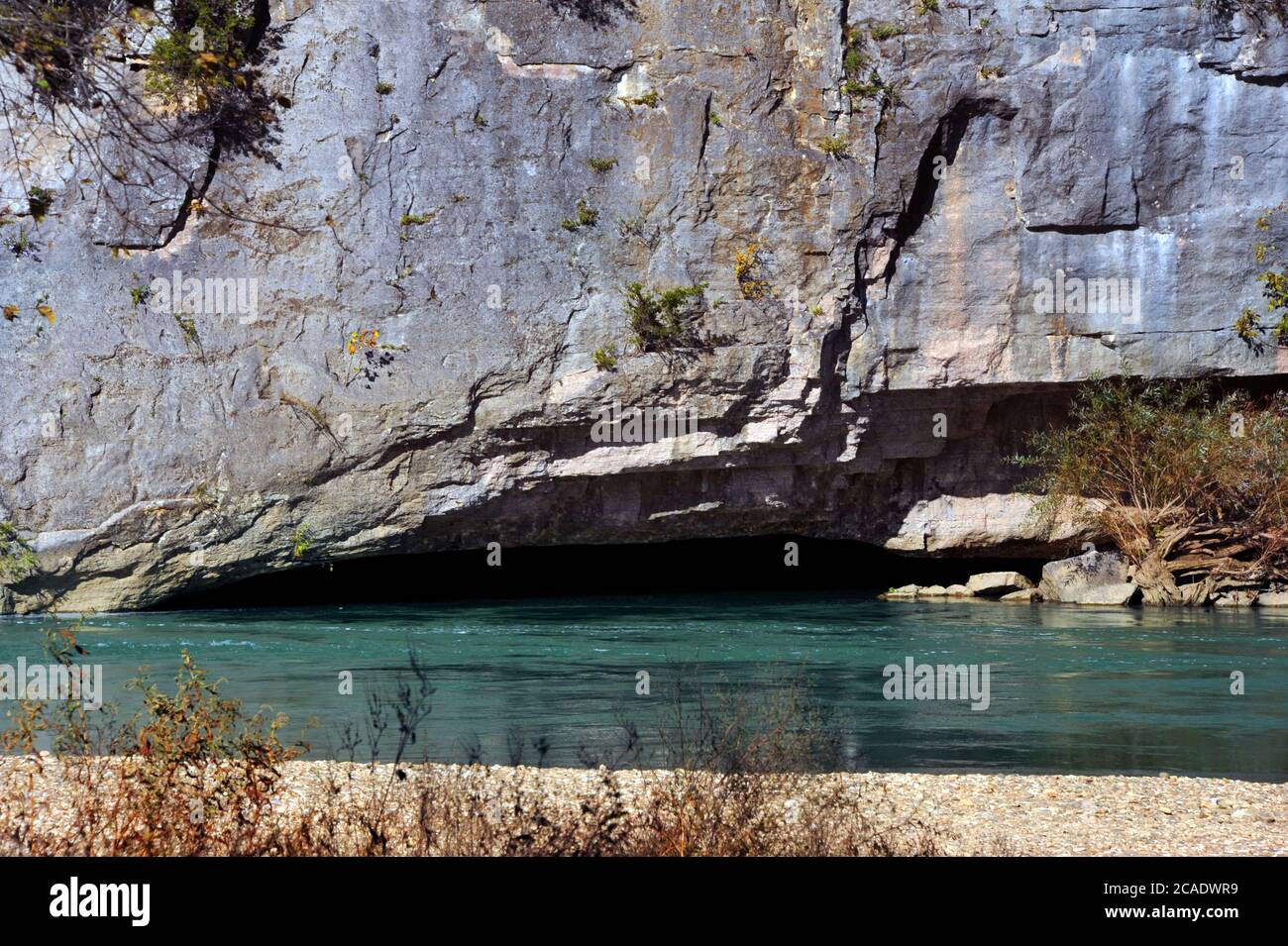 Lo sbalzo superficiale fa parte di una scogliera che sovrasta il fiume Buffalo National, vicino a Harrison, Arkansas. L'acqua è blu acqua. Foto Stock