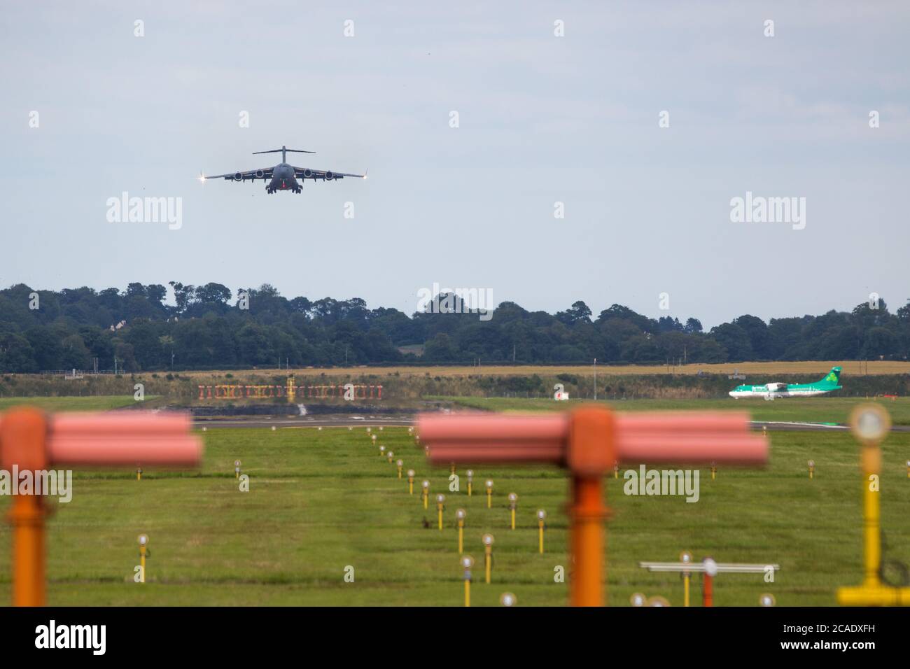 Edimburgo, Scozia, Regno Unito. 6 agosto 2020. Nella foto: Royal Air Force (RAF) Boeing C-17A Globemaster III Aircraft (reg ZZ171) visto all'aeroporto di Edimburgo facendo un volo di addestramento su circuito del Regno Unito da RAF Brize Norton. Credit: Colin Fisher/Alamy Live News Foto Stock