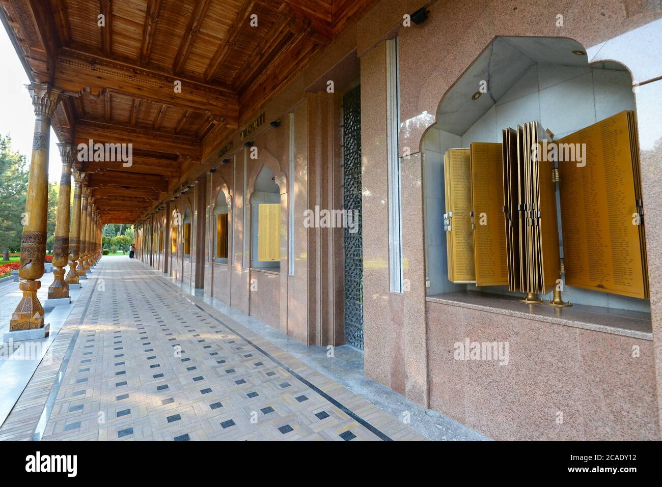 Vicolo della memoria in Piazza Indipendenza a Tashkent, Uzbekistan. Luogo in onore dei militari uzbeki delle forze armate sovietiche. Monumento alle vittime. Foto Stock
