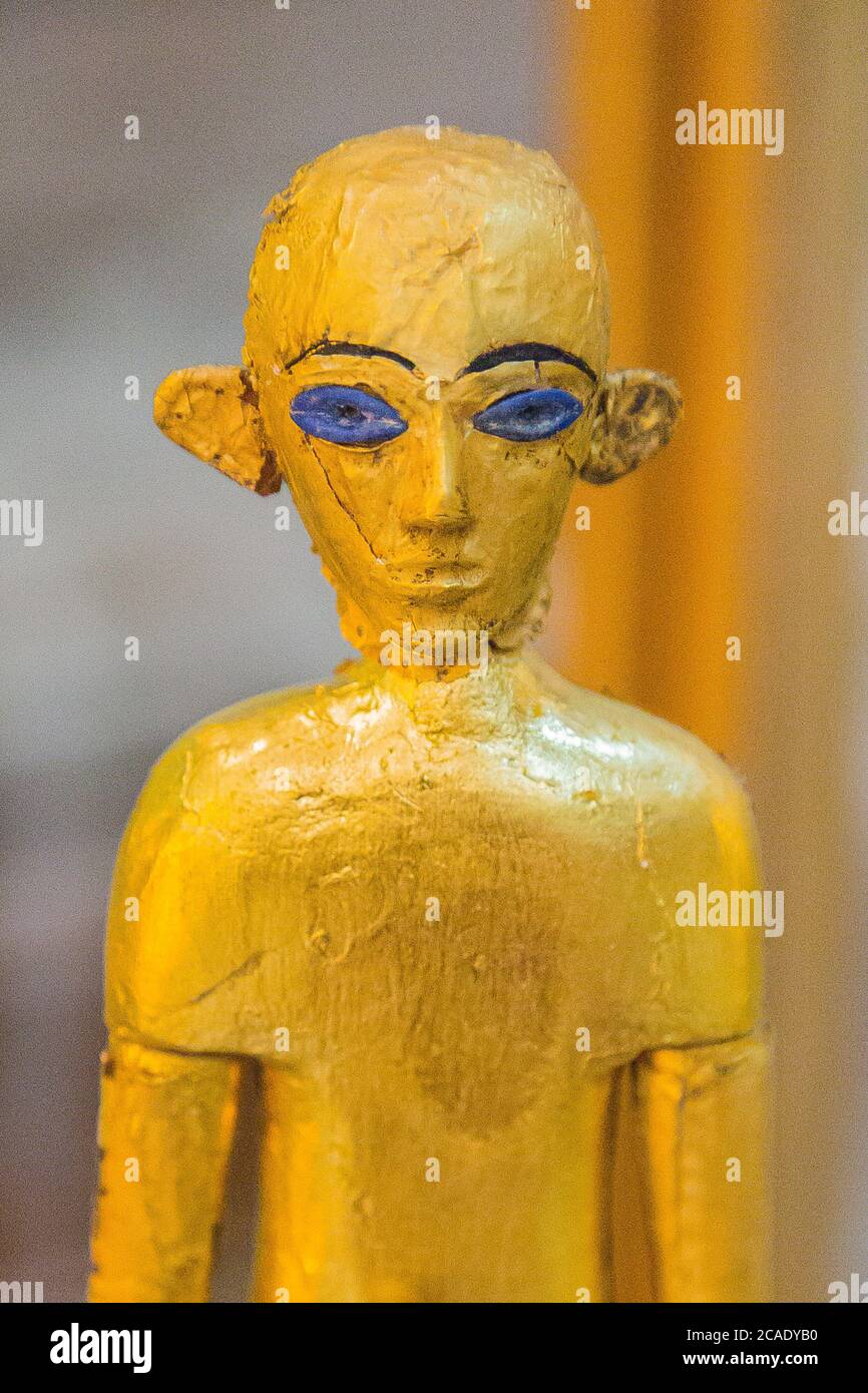 Egitto, Cairo, Museo Egizio, statuine in piedi maschile provenienti da Tell el Farkha, tardo periodo predinastico, in oro. Foto Stock