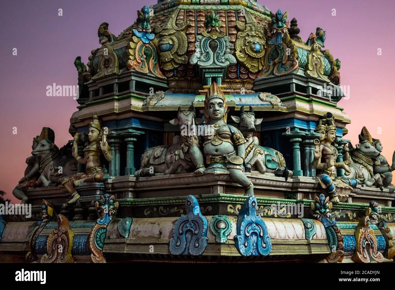 Kumbakonam, Tamil Nadu, India - Febbraio 2020: Le colorate incisioni degli dei mitologici indù e delle figure sul tetto dell'antico tempio di Swami Foto Stock