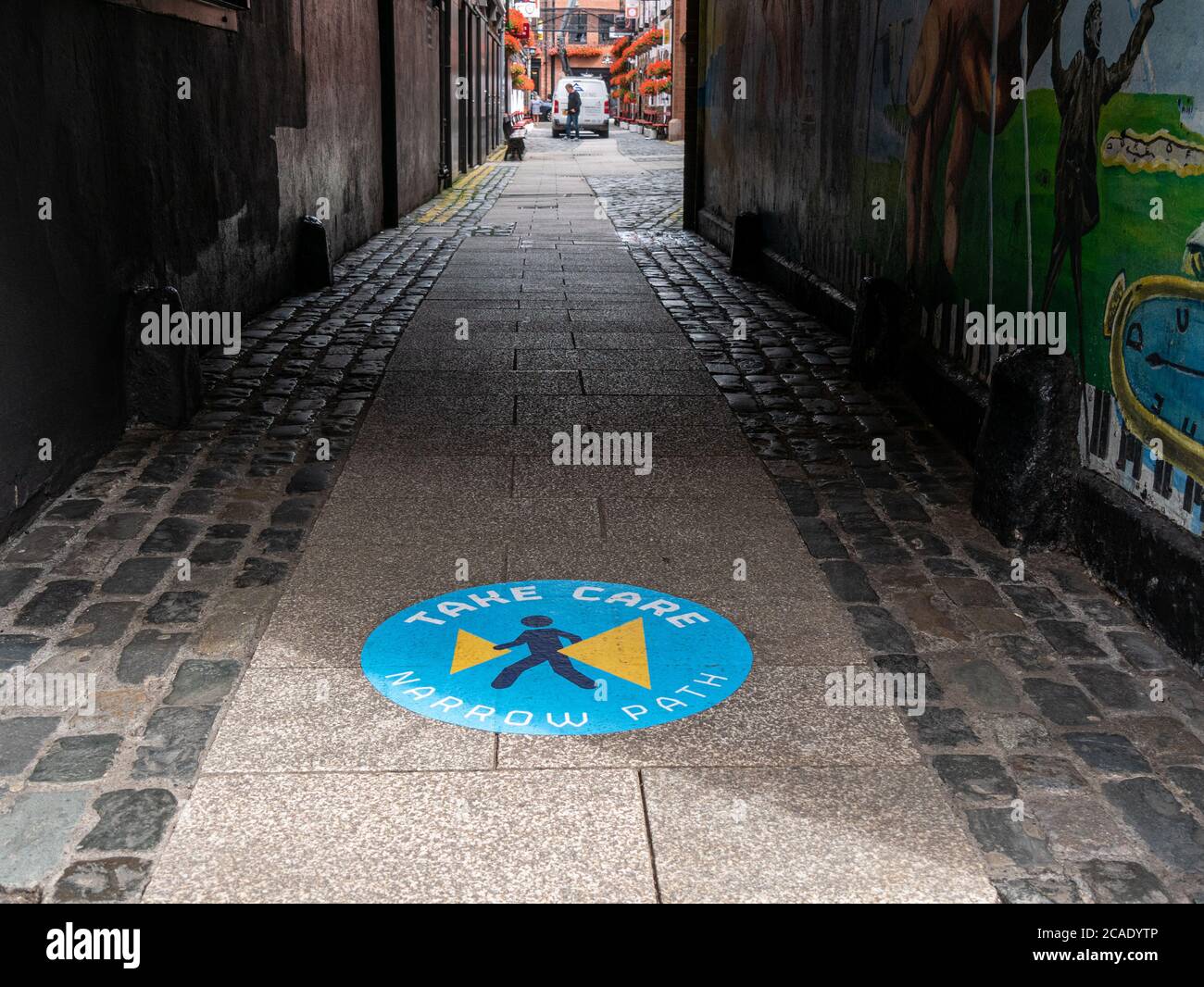 Belfast, Irlanda del Nord, Regno Unito, 6 agosto 2020: Segni che ricordano alle persone di mantenere la distanza sociale. Attenzione, avviso di percorso stretto presso il tribunale commerciale Foto Stock