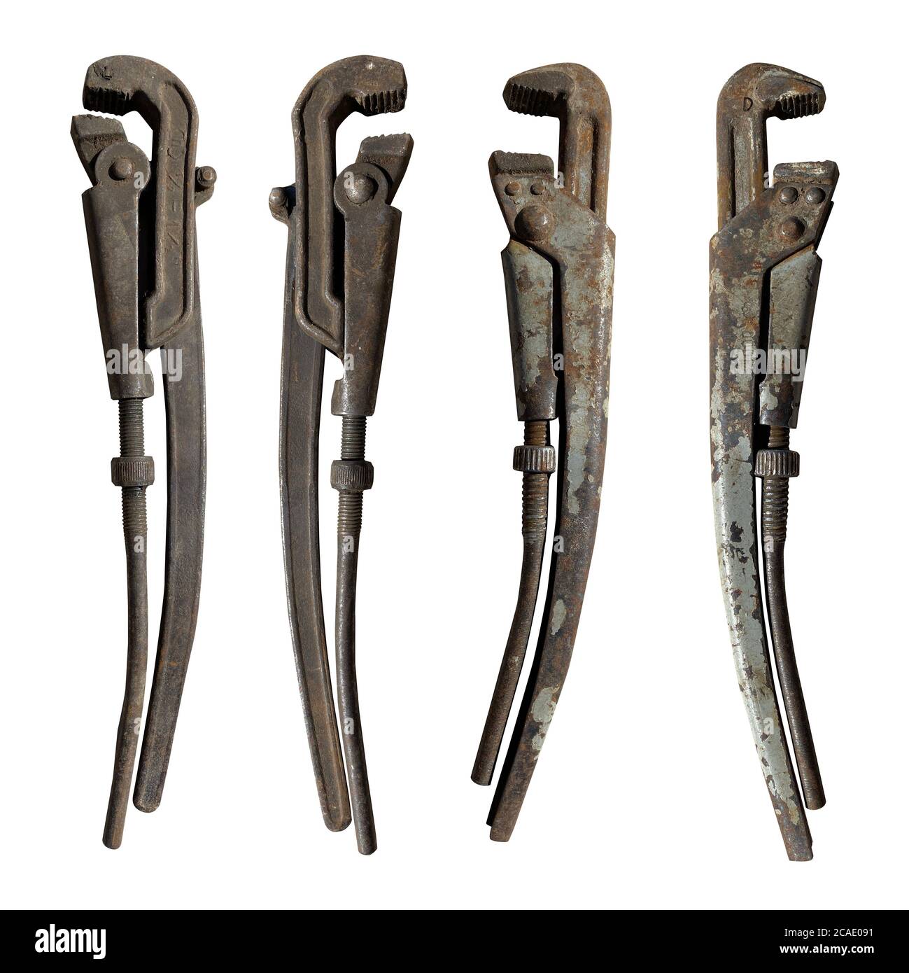 set di vecchie chiavi a tubo regolabili su fondo bianco isolato Foto Stock