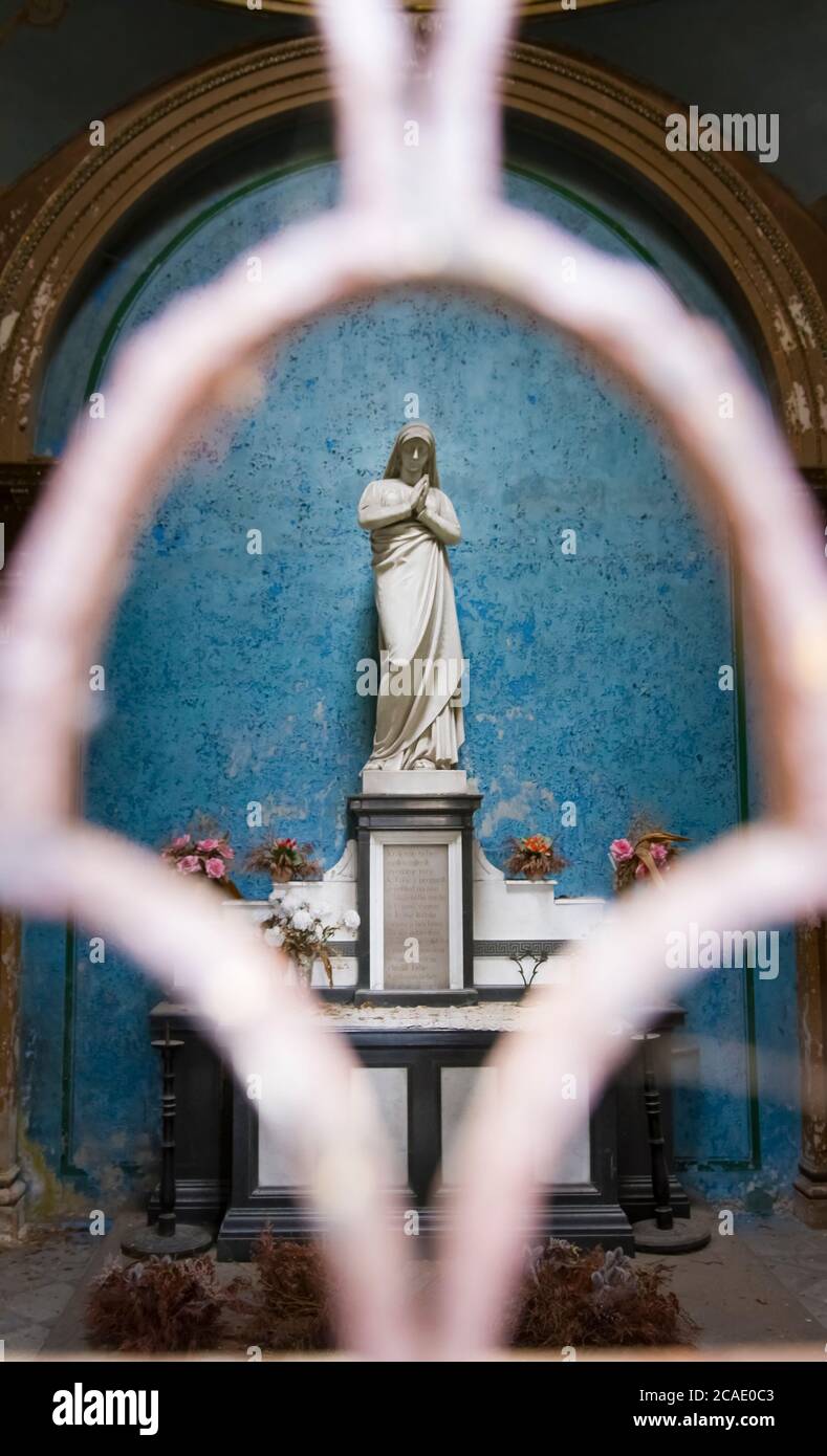 Statua di una vergine in preghiera in una cappella in un cimitero, la foto migliore. Foto Stock