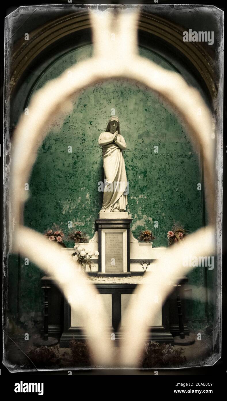 Statua di una vergine in preghiera in una cappella in un cimitero, la foto migliore. Foto Stock