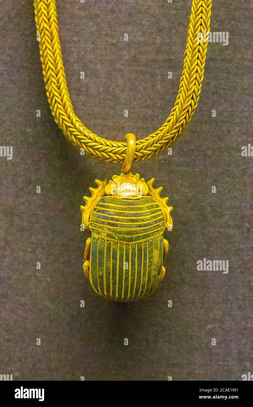 Egitto, Cairo, Museo Egizio, una collana dorata con un pendente scarabeo, trovato nella tomba della regina Ahhotep, la madre di Ahmosis, Dra Abu el Naga. Foto Stock