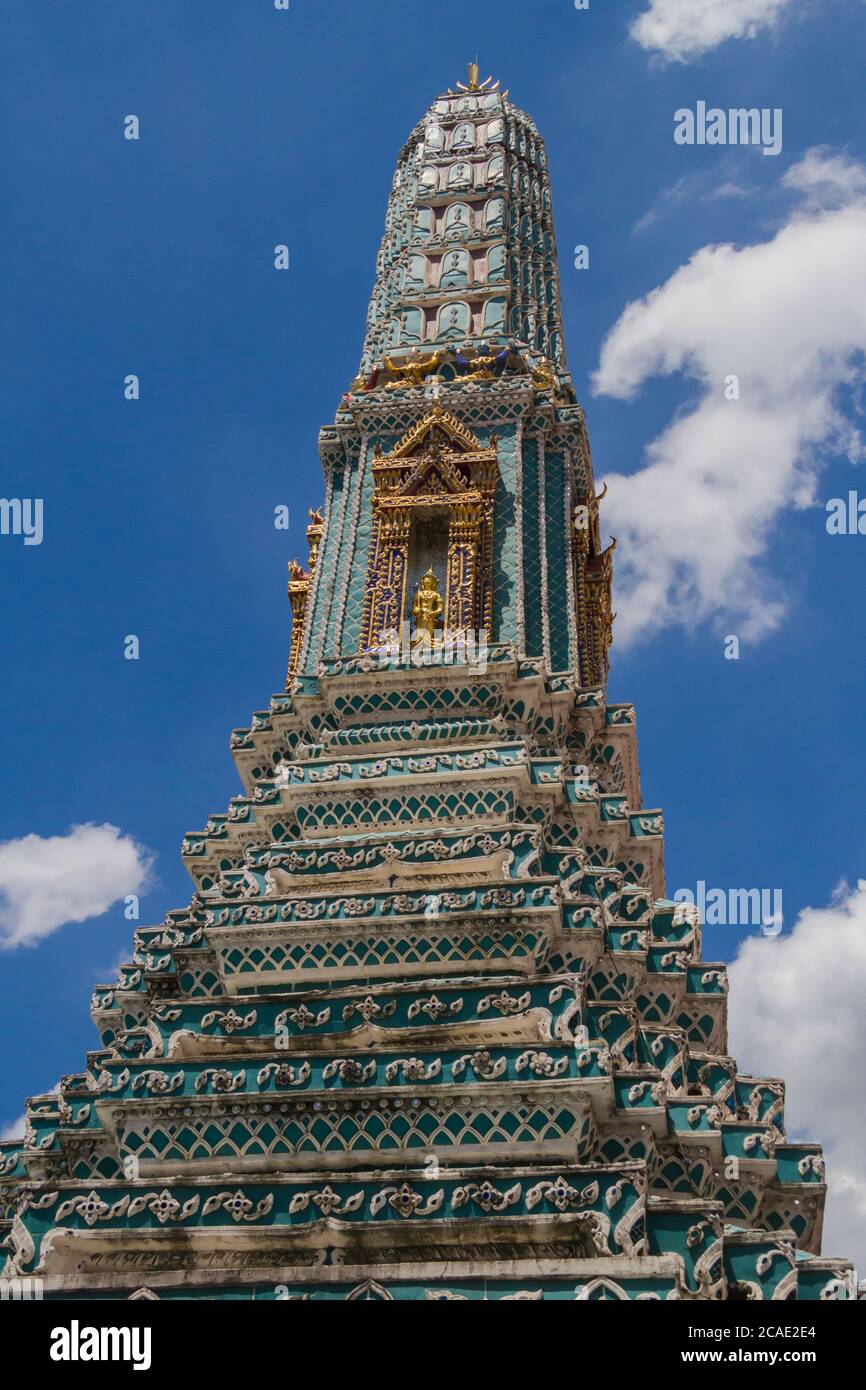 Dettagli decorativi di un prang d'oro al tempio del Buddha di Smeraldo (Wat Phra Kaew) a Bangkok, Thailandia, nel complesso del Grand Palace Foto Stock