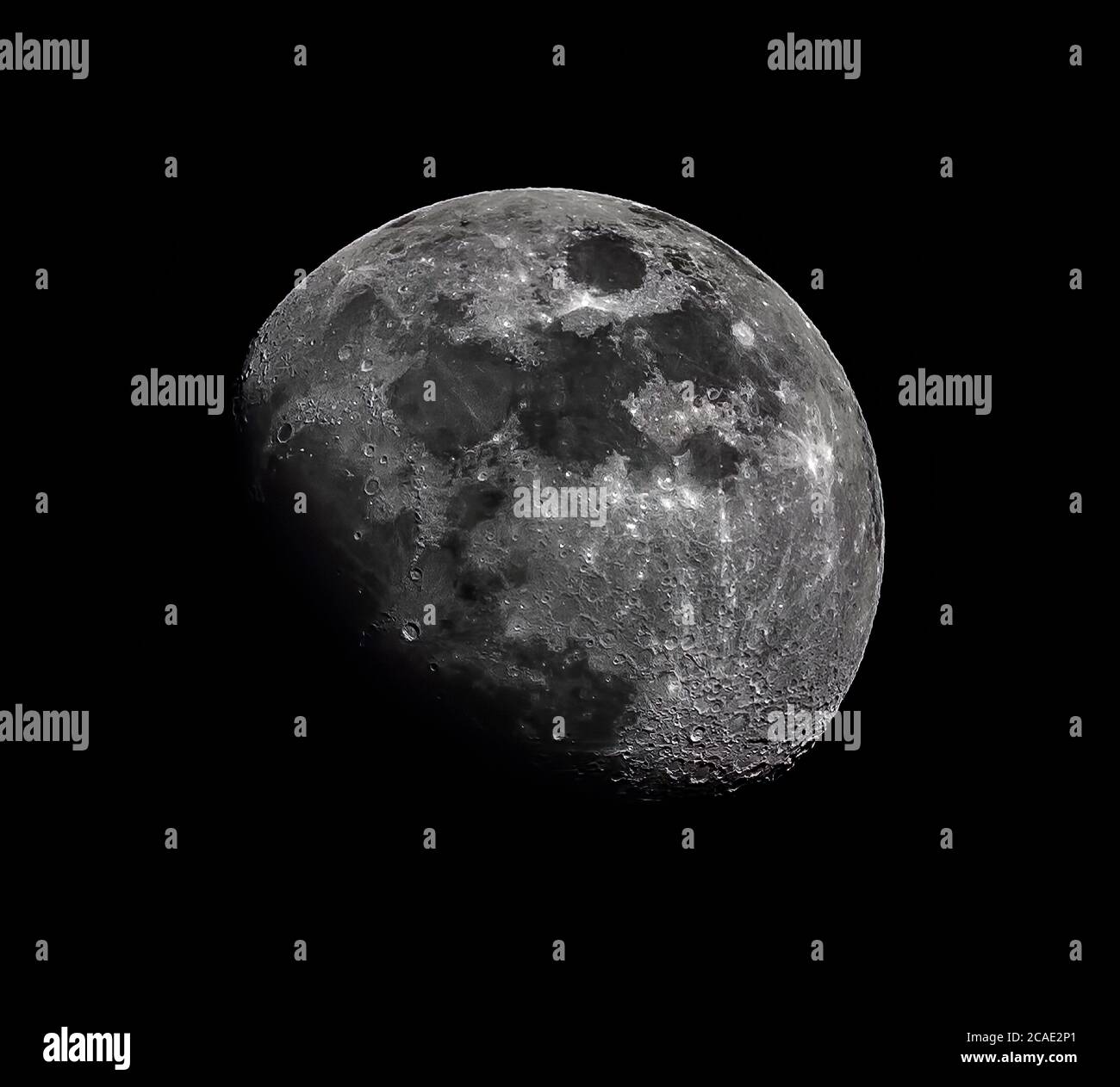 La luna grande in tutta la sua fase con crateri dettagliati visibili sui suoi bordi, il tutto su sfondo nero, scattata con il grande telescopio newtoniano, la migliore foto Foto Stock