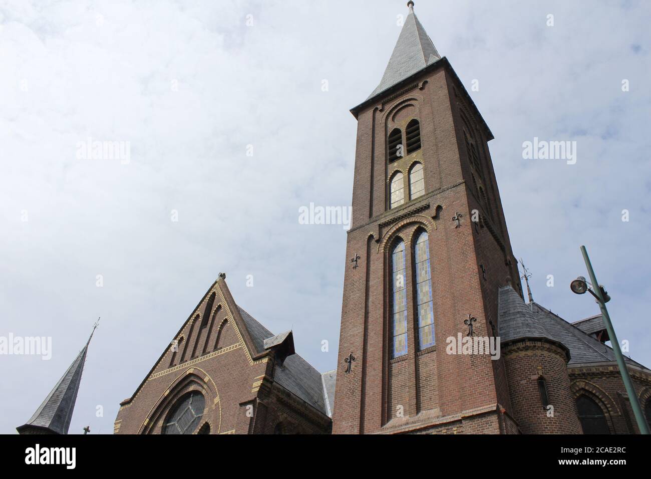 La chiesa cattolica romana di San Martino e San Bonifacio nella città di Dokkum a Friesland, Paesi Bassi Foto Stock