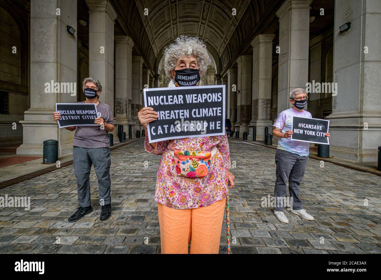 STATI UNITI. 06 agosto 2020. I membri della Campagna di New York per l'abolizione delle armi nucleari (NYCAN) si sono riuniti fuori dall'edificio municipale di David N. Dinkins a Manhattan nel 75° anniversario del bombardamento della città di Hiroshima, il 6 agosto, 2020 per far notare al Consiglio comunale di New York che è giunto il momento di dare la parola alla prossima riunione dichiarata per la risoluzione 976 e INT 1621, nota come legge sul disarmo nucleare. (Foto di Erik McGregor/Sipa USA) Credit: Sipa USA/Alamy Live News Foto Stock