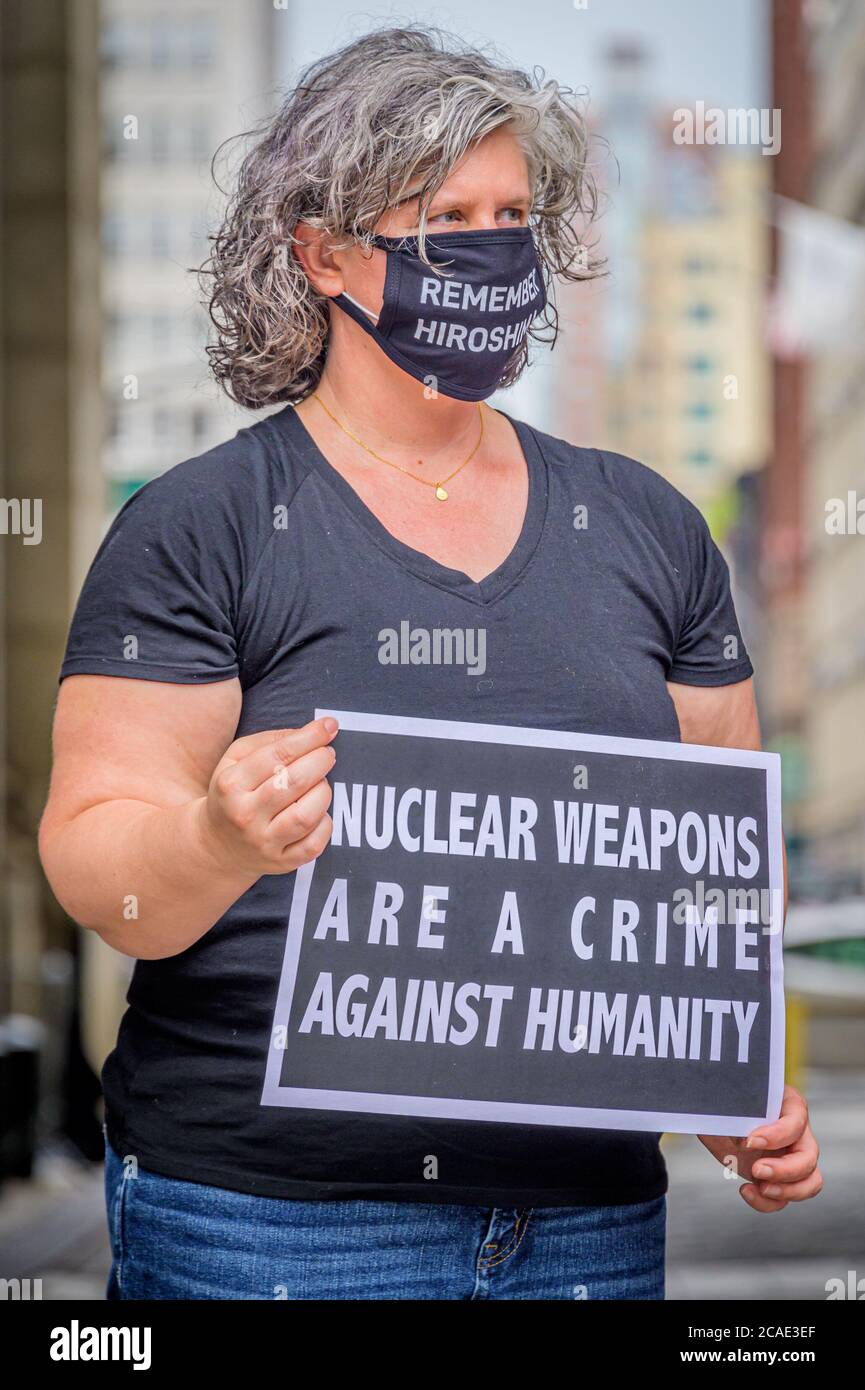 STATI UNITI. 06 agosto 2020. I membri della Campagna di New York per l'abolizione delle armi nucleari (NYCAN) si sono riuniti fuori dall'edificio municipale di David N. Dinkins a Manhattan nel 75° anniversario del bombardamento della città di Hiroshima, il 6 agosto, 2020 per far notare al Consiglio comunale di New York che è giunto il momento di dare la parola alla prossima riunione dichiarata per la risoluzione 976 e INT 1621, nota come legge sul disarmo nucleare. (Foto di Erik McGregor/Sipa USA) Credit: Sipa USA/Alamy Live News Foto Stock