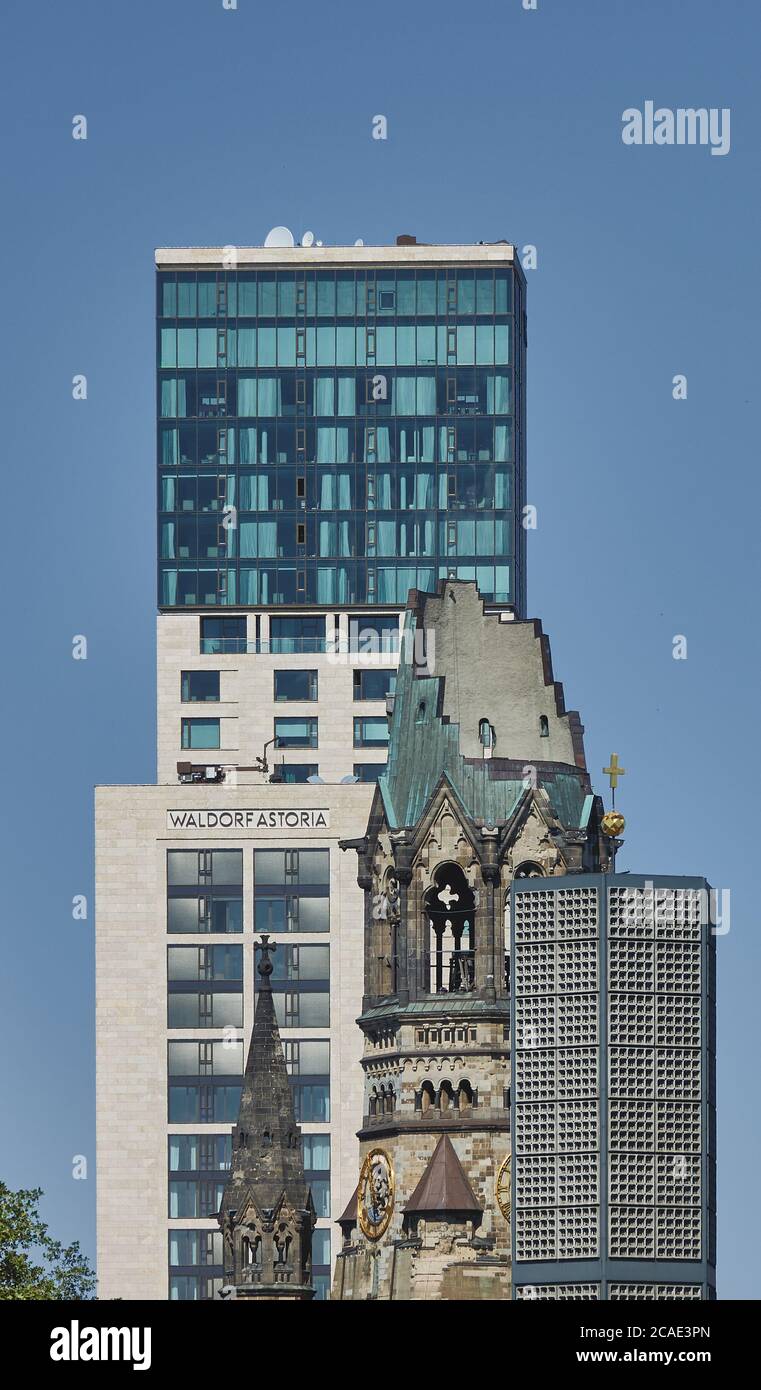 Berlino, Germania, 6 maggio. 2020: Le rovine della chiesa commemorativa in memoria della seconda guerra mondiale di fronte al moderno e alto edificio del Wald Foto Stock