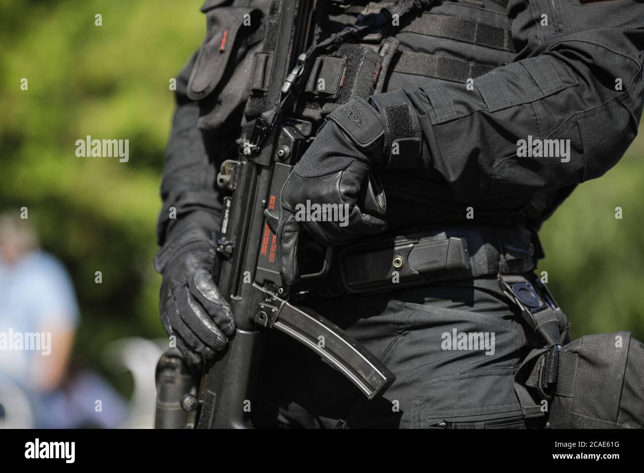 Bucarest, Romania - 29 luglio 2020: Dettagli con un funzionario del Servizio azioni speciali e intervento (SIAS), della polizia rumena, holdin Foto Stock