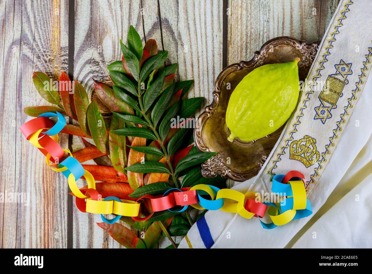 Rituale festa ebraica di Sukkot nel simbolo religioso Etrog, Lulav kippah e tallit libro di preghiera Foto Stock