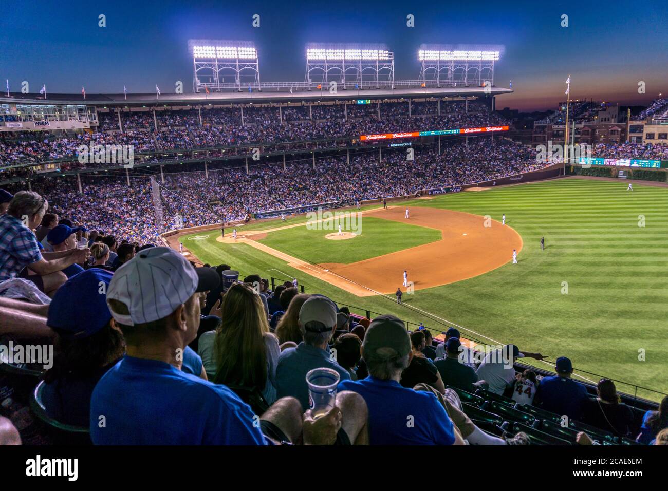 Folla che guarda una partita di baseball serale giocata sotto i riflettori al Wrigley Field, Chicago. Chicago Cubs / LA Dodgers. Foto Stock