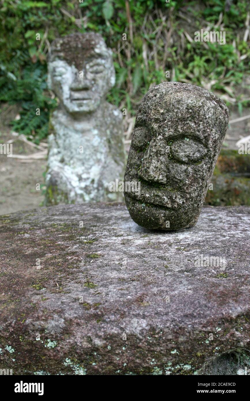 Batak decapitazione di tavolo e di sculture in pietra a Tomok. Isola di Samosir, Lago Toba, Sumatra Foto Stock