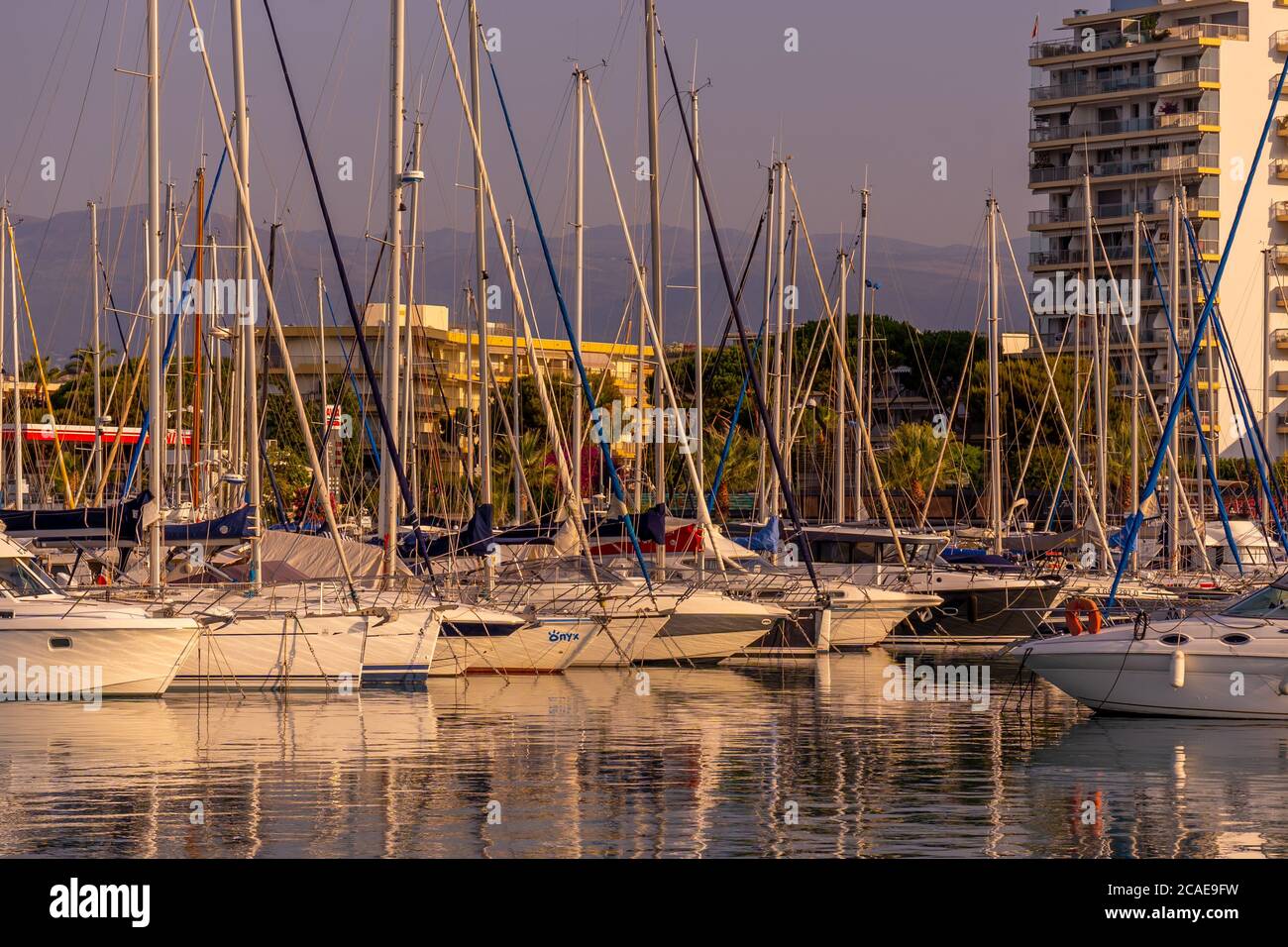 Cagnes-sur-mer, 22.07.2020. Yacht club in serata. Costa mediterranea. Foto di alta qualità Foto Stock