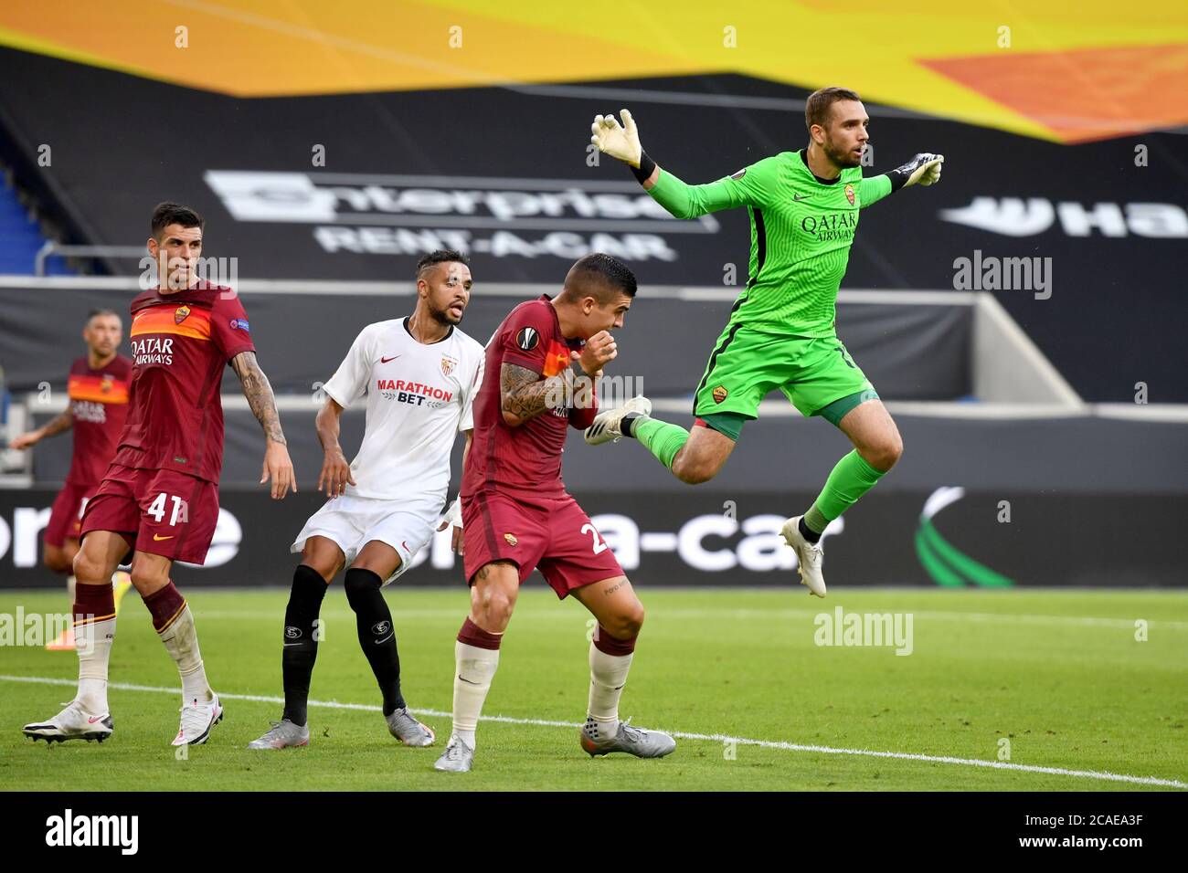 Duisburg, Germania. 06 agosto 2020. Calcio: Europa League, round di knockout, round di sedici, FC Sevilla - COME Roma nella Schauinsland-Reisen-Arena. Il portiere di Roma Pau Lopez (r) in azione. Credit: Bernd Thissen/dpa/Alamy Live News Foto Stock