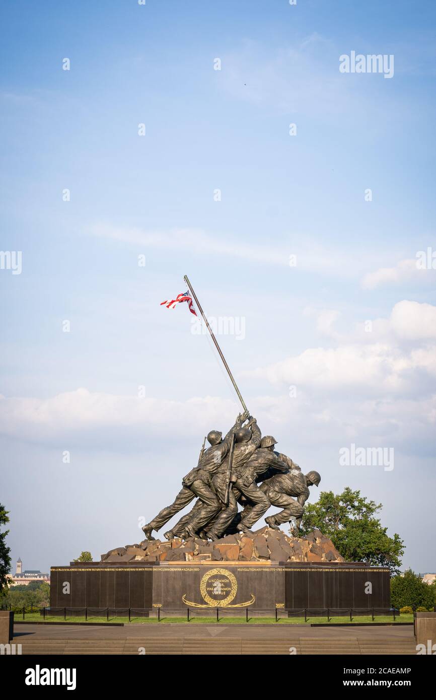 Arlington, Virginia/USA - 5 agosto 2020: Luce del tramonto che colpisce il Marine Corps Memorial. Foto Stock