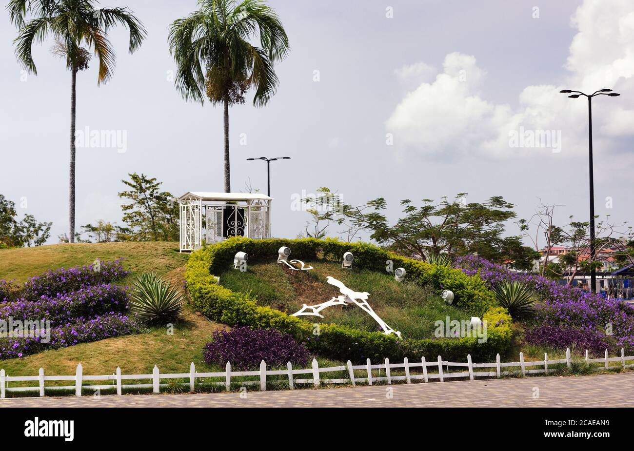 Scultura orologio floreale a 8:30 metri lungo il Mirador, Panama City, America Centrale Foto Stock