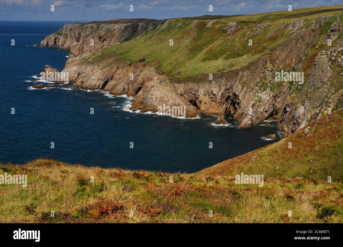 L'aspra costa occidentale dell'isola di Lundy nel canale di Bristol Foto Stock