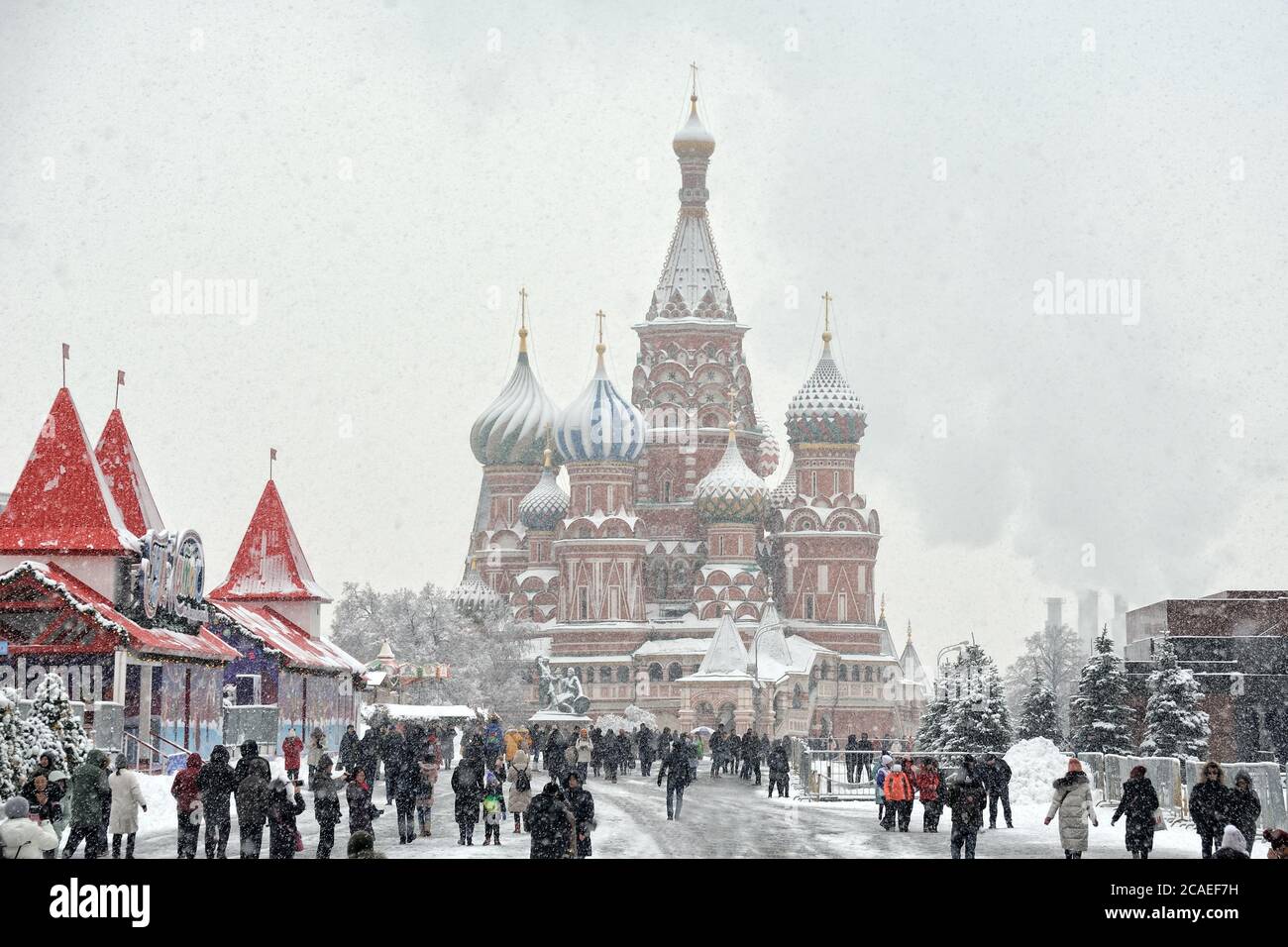 Camminando sulla Piazza Rossa in caso di nevicate pesanti Foto Stock