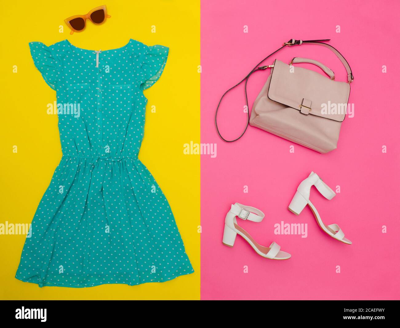 Abito verde menta, borsa, scarpe bianche e bicchieri rosa. Sfondo rosa-giallo brillante. Concetto alla moda Foto Stock