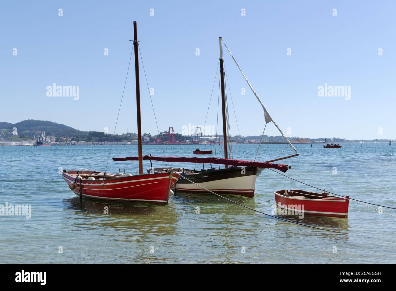 Scena di due barche a vela tradizionali sul mare. Costa Rias Baixas in estate Foto Stock