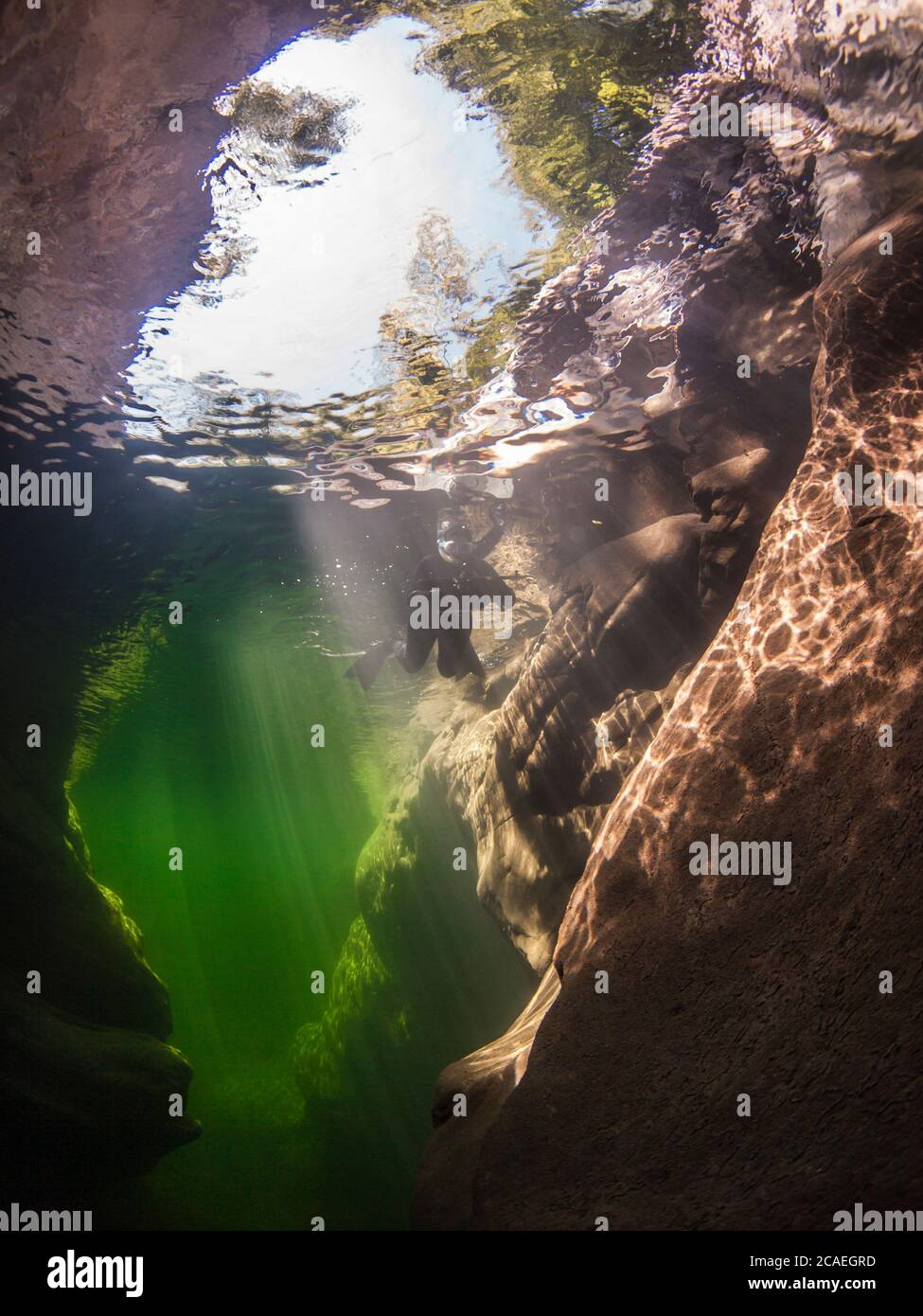 Paesaggi subacquei nel fiume Maggia / Svizzera / Europa con boccaglio e magici raggi solari Foto Stock