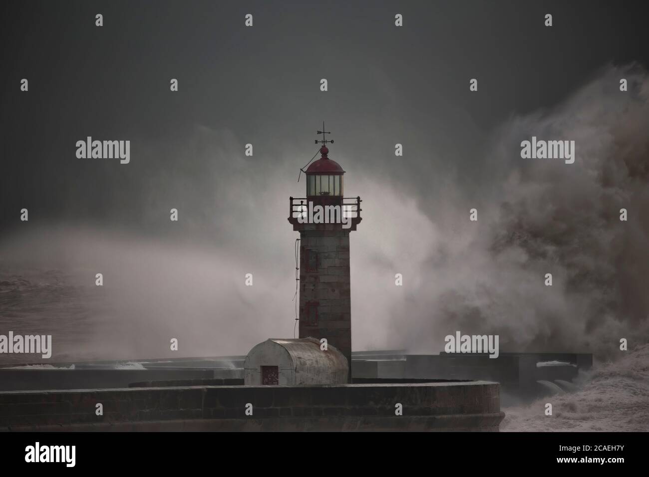 Buia tempesta alla foce del fiume Douro. Foto Stock