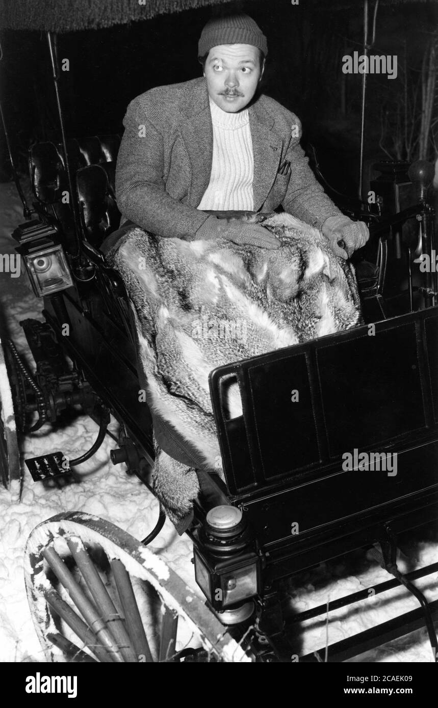 ORSON WELLES sul set candid durante le riprese del MAGNIFICO AMBERSONS 1942 regista ORSON WELLES Novel Booth Tarkington sceneggiatura Orson Welles RKO radio Pictures Foto Stock