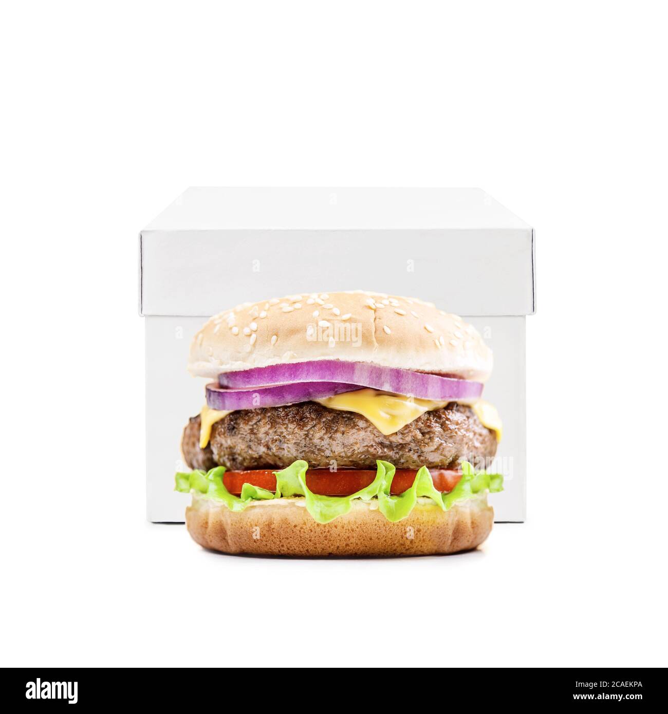 Hamburger cheeseburger hamburger e scatola bianca isolato su sfondo bianco. Concetto di consegna degli alimenti Foto Stock