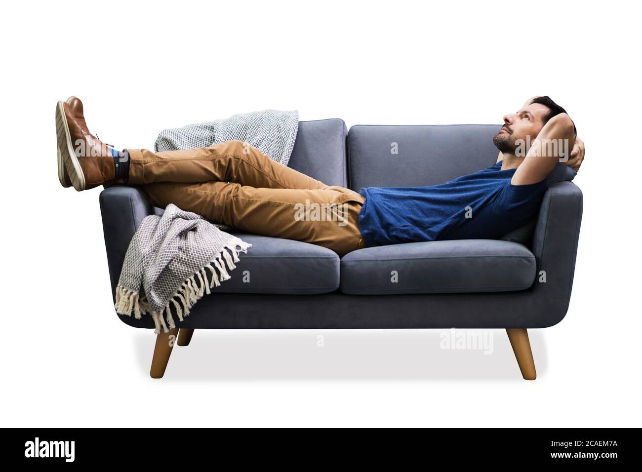 Uomo che si rilassa sul divano. Isolato su bianco Foto Stock
