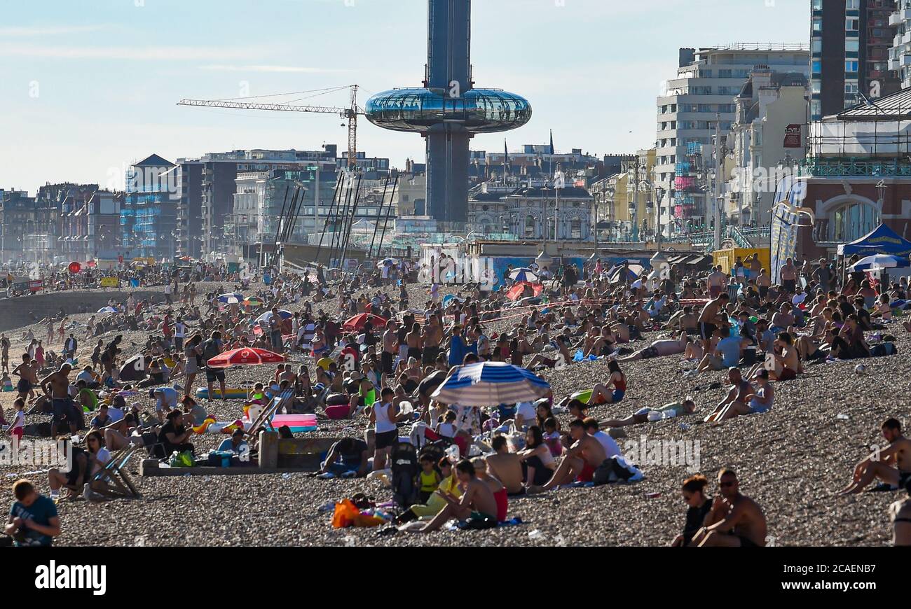 Brighton UK 6 agosto 2020 - la spiaggia di Brighton è affollata in una bella serata di sole come si prevede che le temperature raggiungeranno di nuovo al di sopra di 30 gradi nel Sud-Est di domani : Credit Simon Dack / Alamy Live News Foto Stock