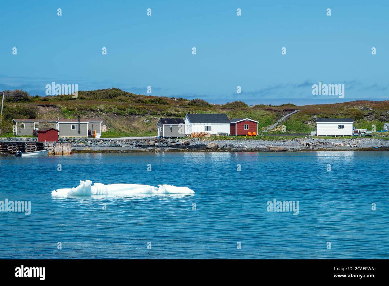 Pesca shack e iceberg, Straitsview, Terranova e Labrador NL, Canada Foto Stock