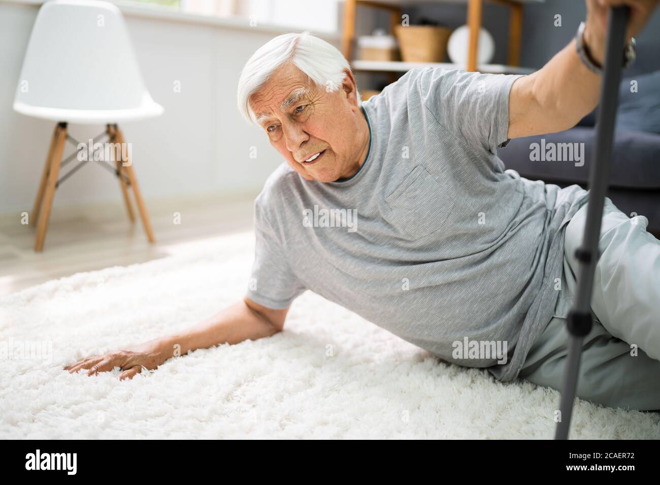 Anziano uomo anziano scivolamento e caduta. Caduto anziano Foto Stock