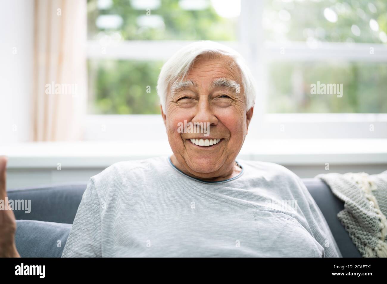 Ritratto anziano con i capelli grigi a casa Foto Stock