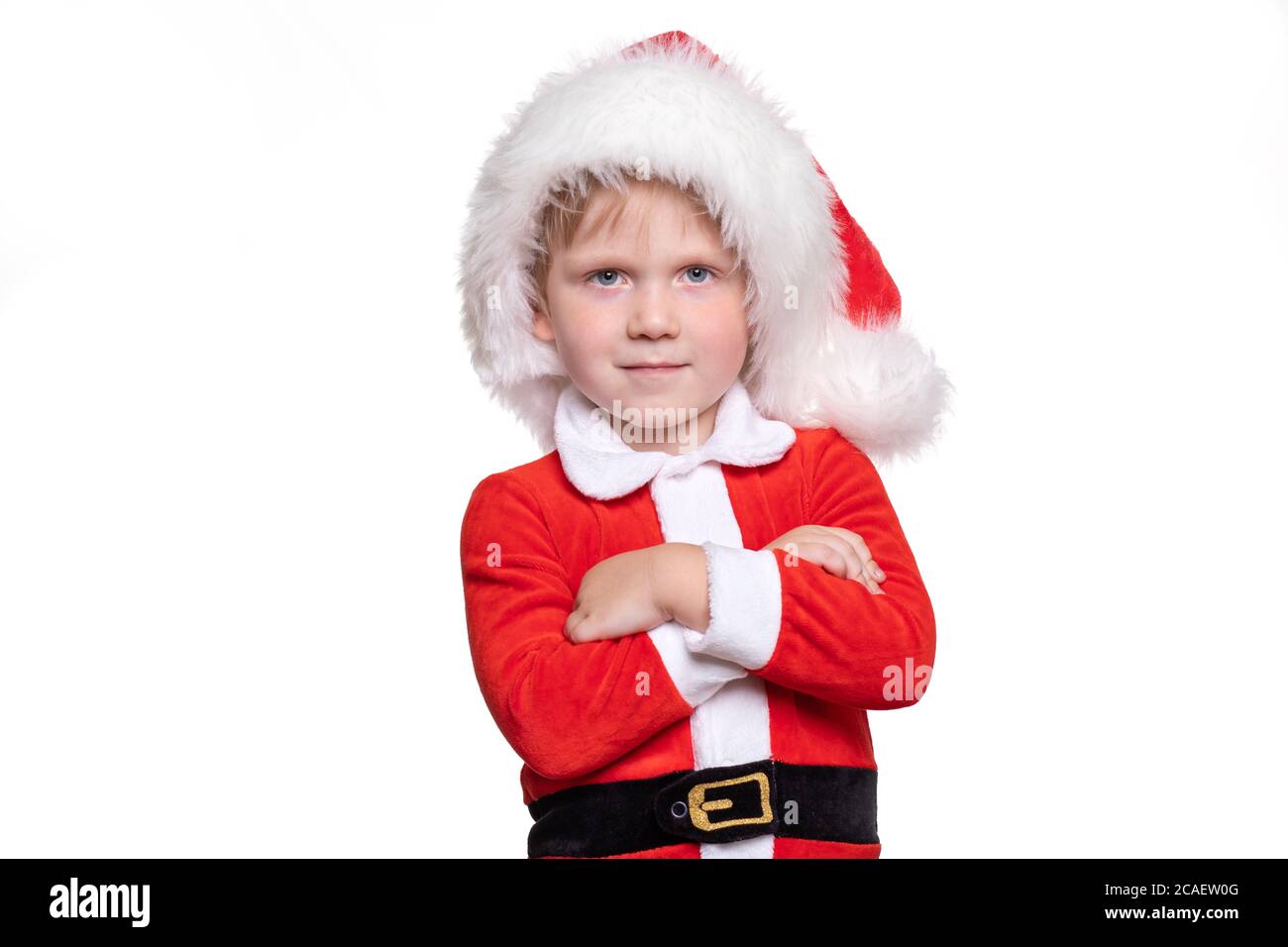 Un bambino in tuta rossa e un cappello babbo natale si alza con le mani sul  petto. Una storia positiva su Natale e Capodanno 2021, fiducioso e Foto  stock - Alamy