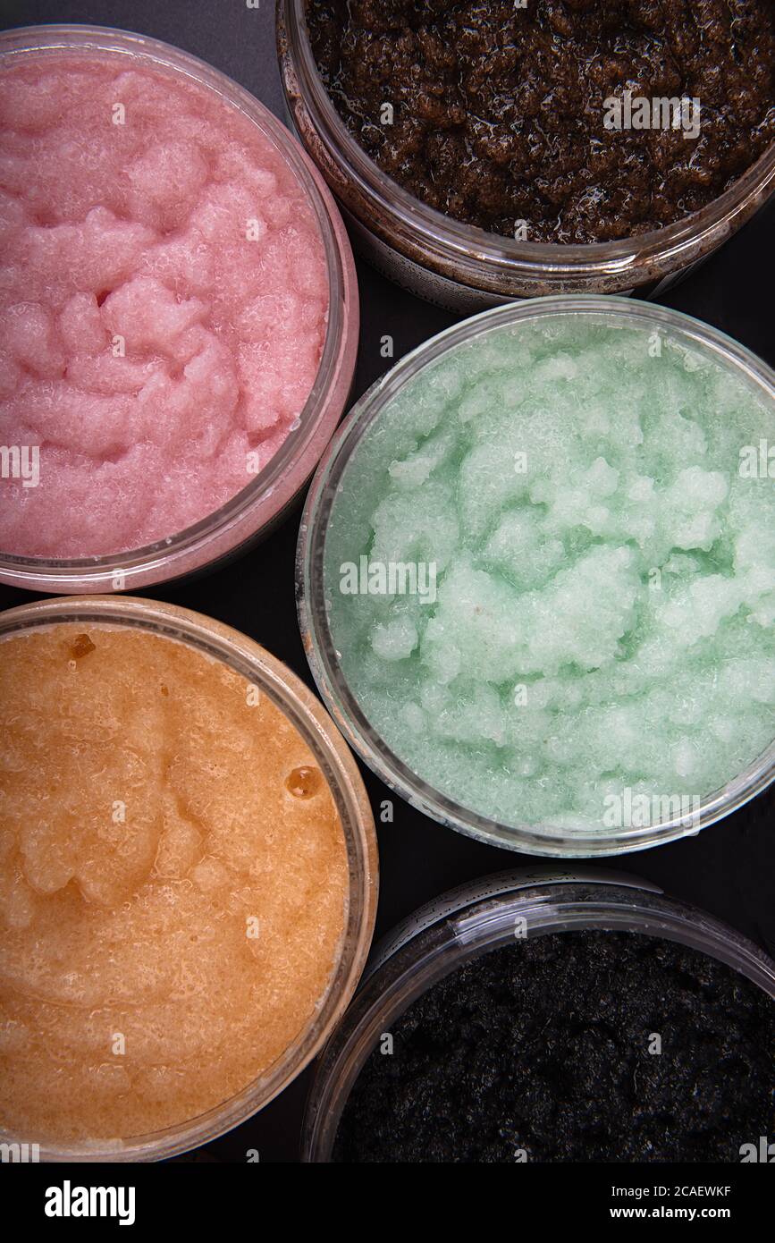 vasi rotondi con sostanza colorata, vista dall'alto, scrub corpo in diversi colori, Foto Stock