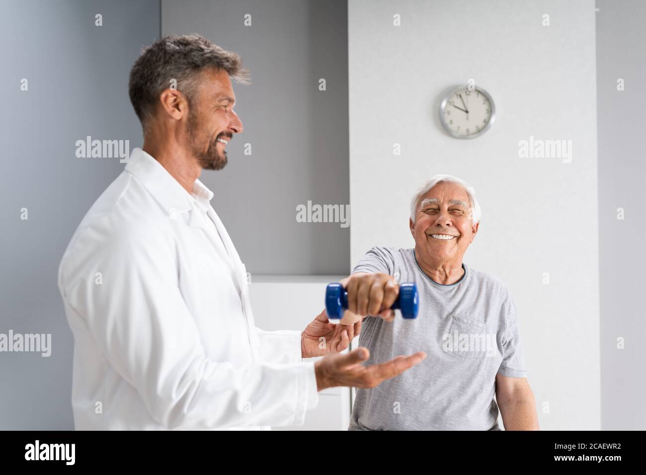 Fisioterapia terapista anziano in fisioterapia Rehab Training Foto Stock