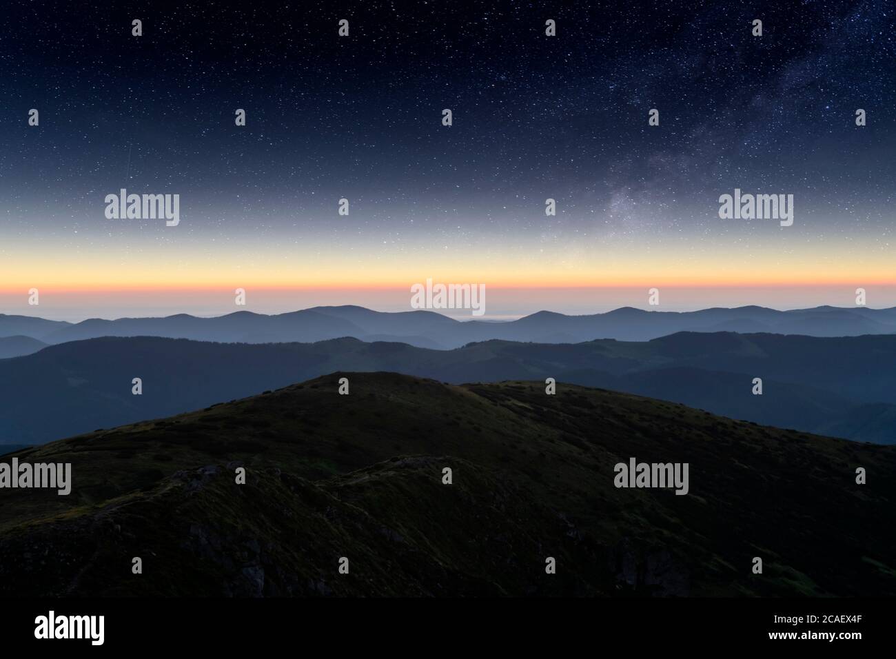 Le montagne si stagliano sullo sfondo di un incredibile cielo stellato. Incredibile paesaggio notturno con Via Lattea. Concetto di turismo Foto Stock