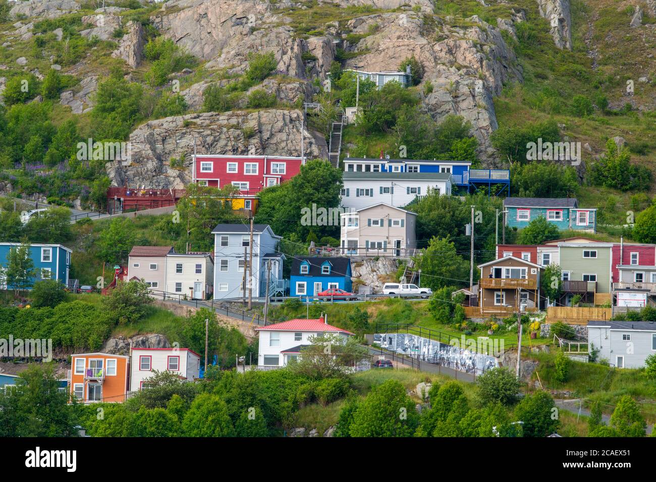 Case colorate sotto Signal Hill, St. Johns, Terranova e Labrador NL, Canada Foto Stock