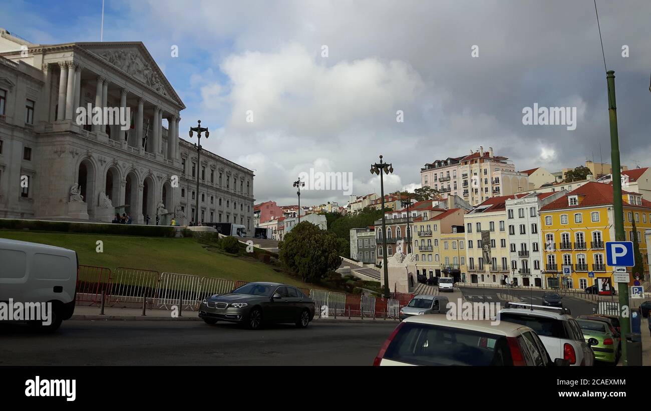 Una vista ominosa della città di Lisbona come un enorme e. la nuvola scura si muove Foto Stock