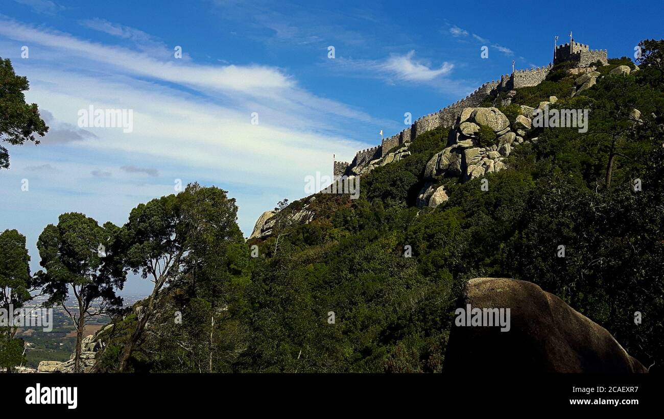 La posizione incredibilmente difensiva di un castello di pietra su un La cima della montagna si affaccia su alcuni dei paesaggi portoghesi Foto Stock