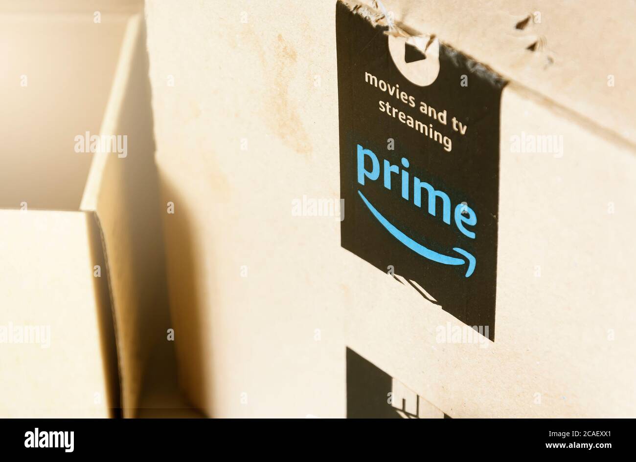 Roma, Italia, agosto 2020: Il logo Amazon prime stampato sul nastro di sicurezza nero su una scatola di cartone. Imballaggio per la spedizione e lo shopping online. Illus Foto Stock