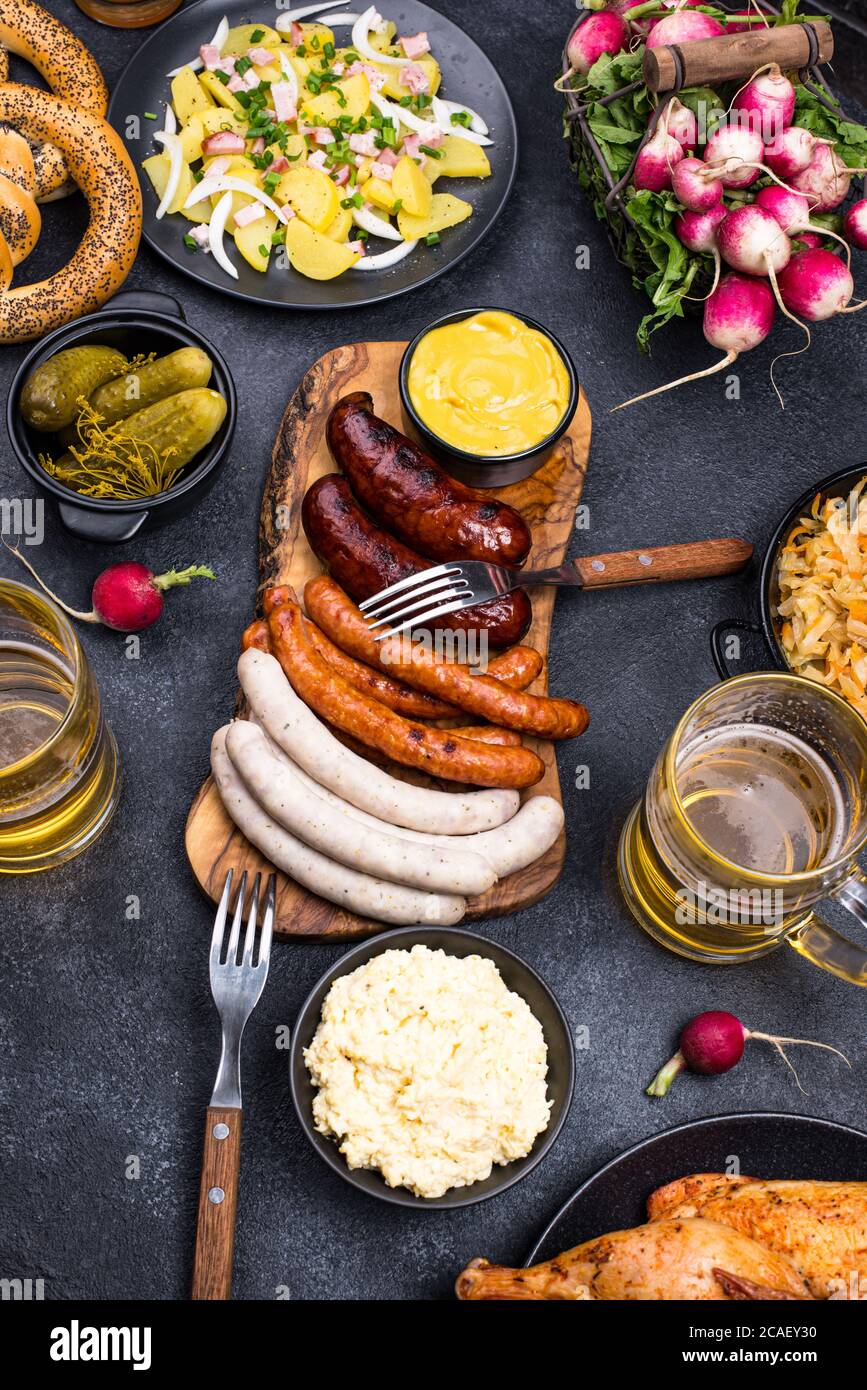 Piatti Oktoberfest con birra, pretzel e salsiccia Foto Stock