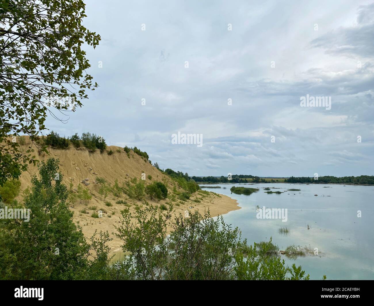 Vecchia buca di sabbia abbandonata in un giorno nuvoloso estivo Foto Stock